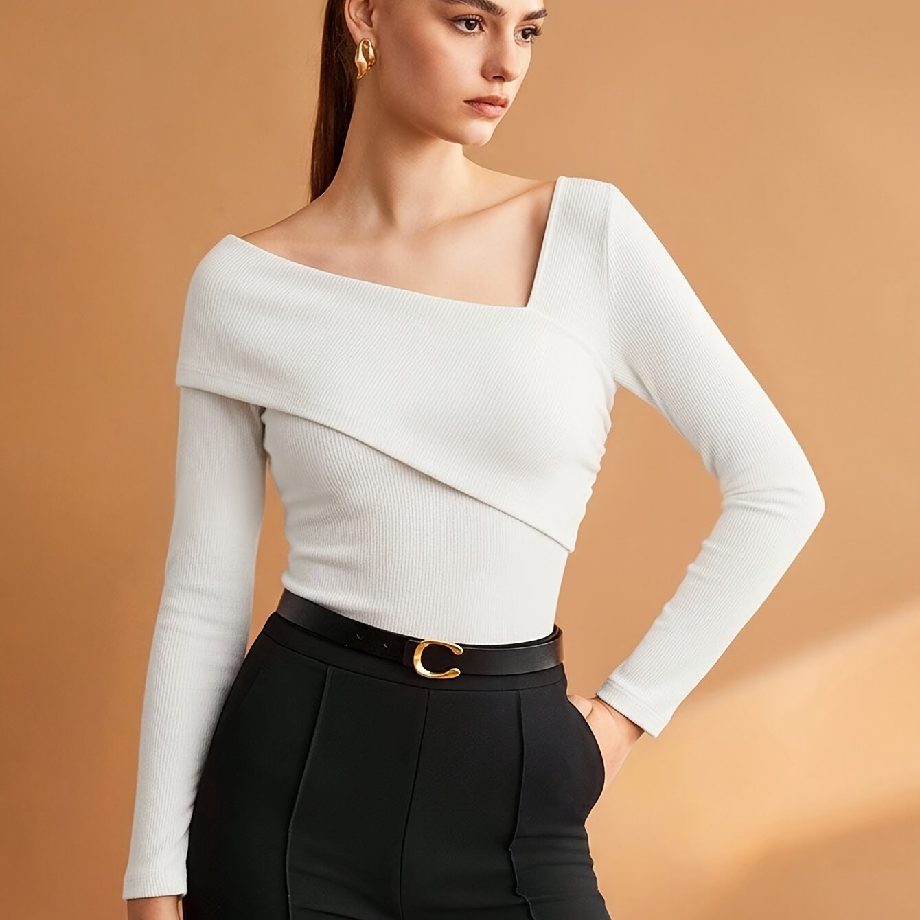Camiseta Feminina com Decote Assimétrico e Elástica, Elegante e Moderna, Ideal para o Dia a Dia Urbano, Simples e Estilosa, Perfeita para Business Casual, Escritório, Passeios, Top Básico, Estilo Vintage