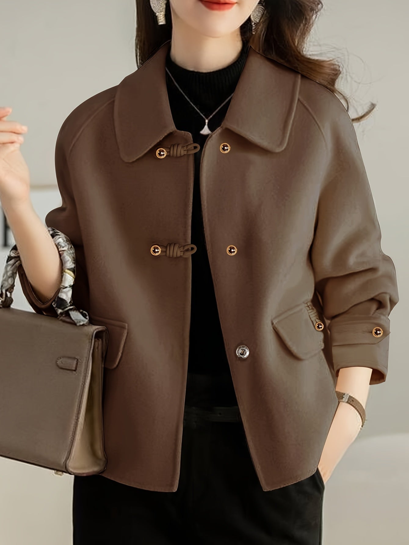 Novo Blazer de Tweed Macio e Elegante com Gola Peter Pan para Mulheres, Decoração com Botões de Pérola, Bolsos com Abas, Caimento Solto, Top Versátil para o Dia a Dia