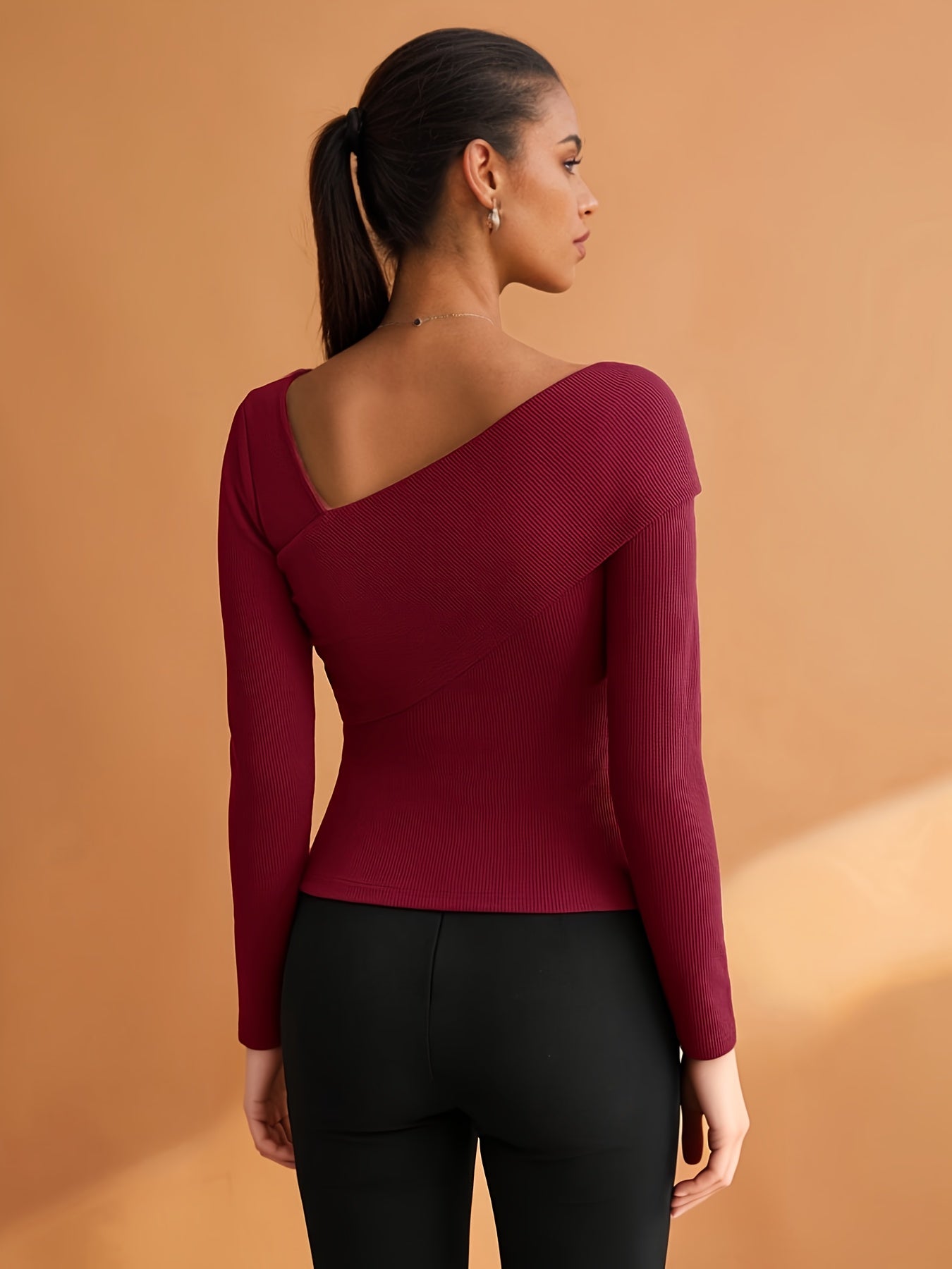 Camiseta Feminina com Decote Assimétrico e Elástica, Elegante e Moderna, Ideal para o Dia a Dia Urbano, Simples e Estilosa, Perfeita para Business Casual, Escritório, Passeios, Top Básico, Estilo Vintage