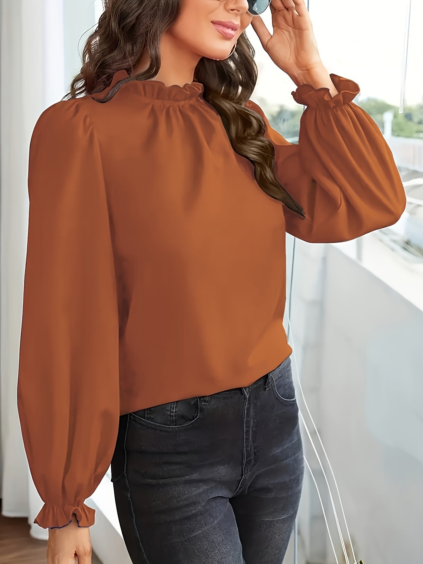Blusa elegante de manga comprida castanha com gola de babados e mangas bufantes - Cor sólida chique, perfeita para a primavera e outono, top de moda feminina, blusas de senhora