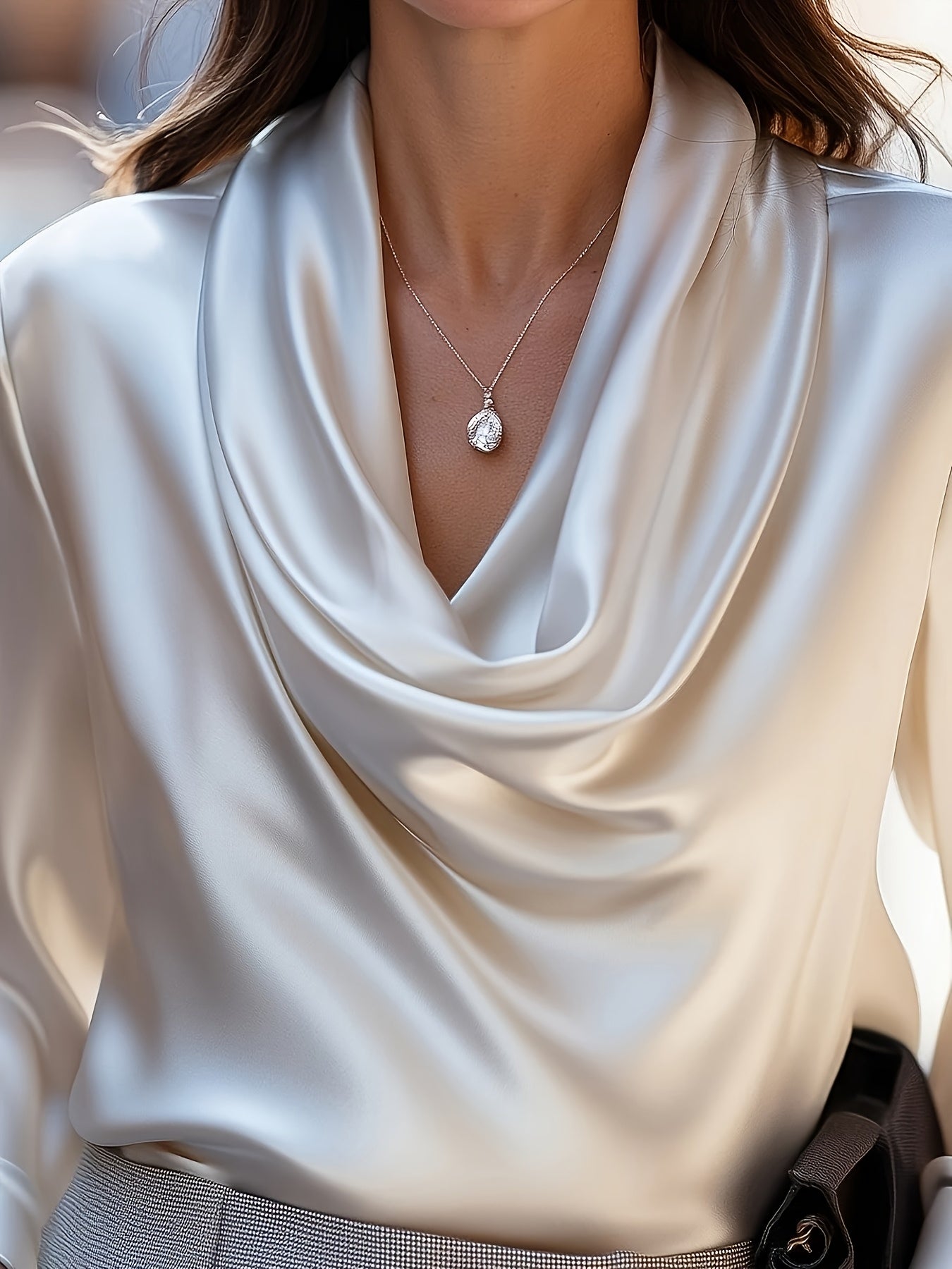 Blusa Feminina de Poliéster Branco Marfim com Gola Alta e Manga Longa - Confortável, Versátil para Uso Casual ou Formal, Lavável em Máquina, Ideal para Todas as Estações