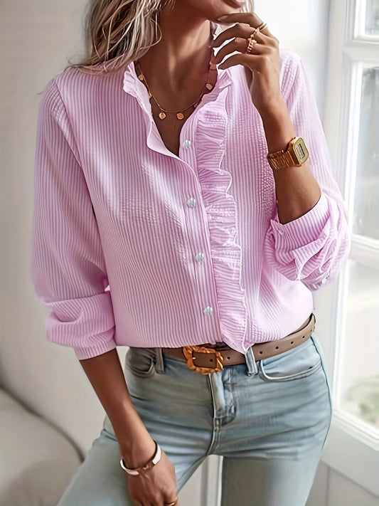 Camisa elegante de mulher às riscas com folhos, manga comprida, gola alta e detalhes de botões.