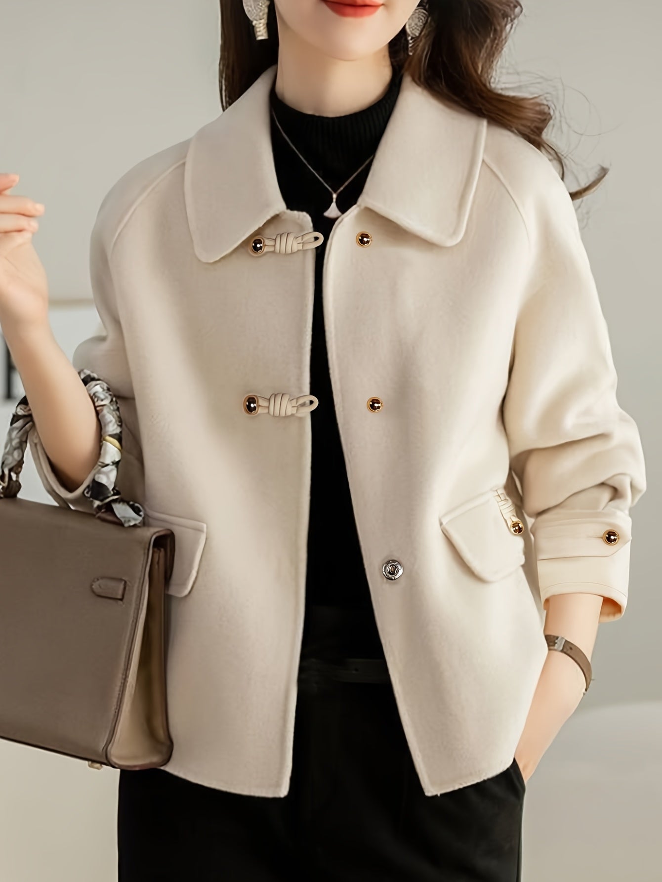 Novo Blazer de Tweed Macio e Elegante com Gola Peter Pan para Mulheres, Decoração com Botões de Pérola, Bolsos com Abas, Caimento Solto, Top Versátil para o Dia a Dia