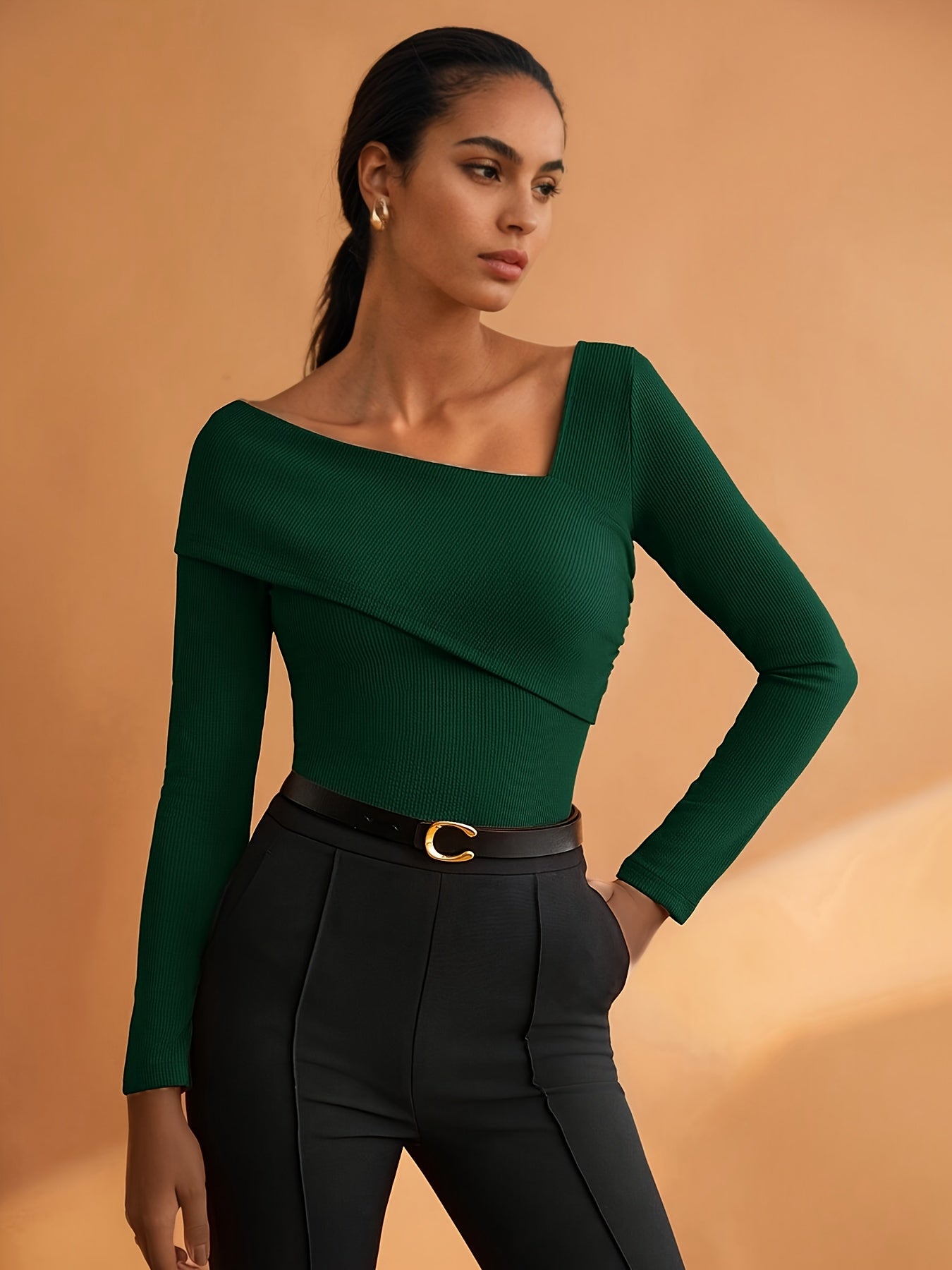 Camiseta Feminina com Decote Assimétrico e Elástica, Elegante e Moderna, Ideal para o Dia a Dia Urbano, Simples e Estilosa, Perfeita para Business Casual, Escritório, Passeios, Top Básico, Estilo Vintage