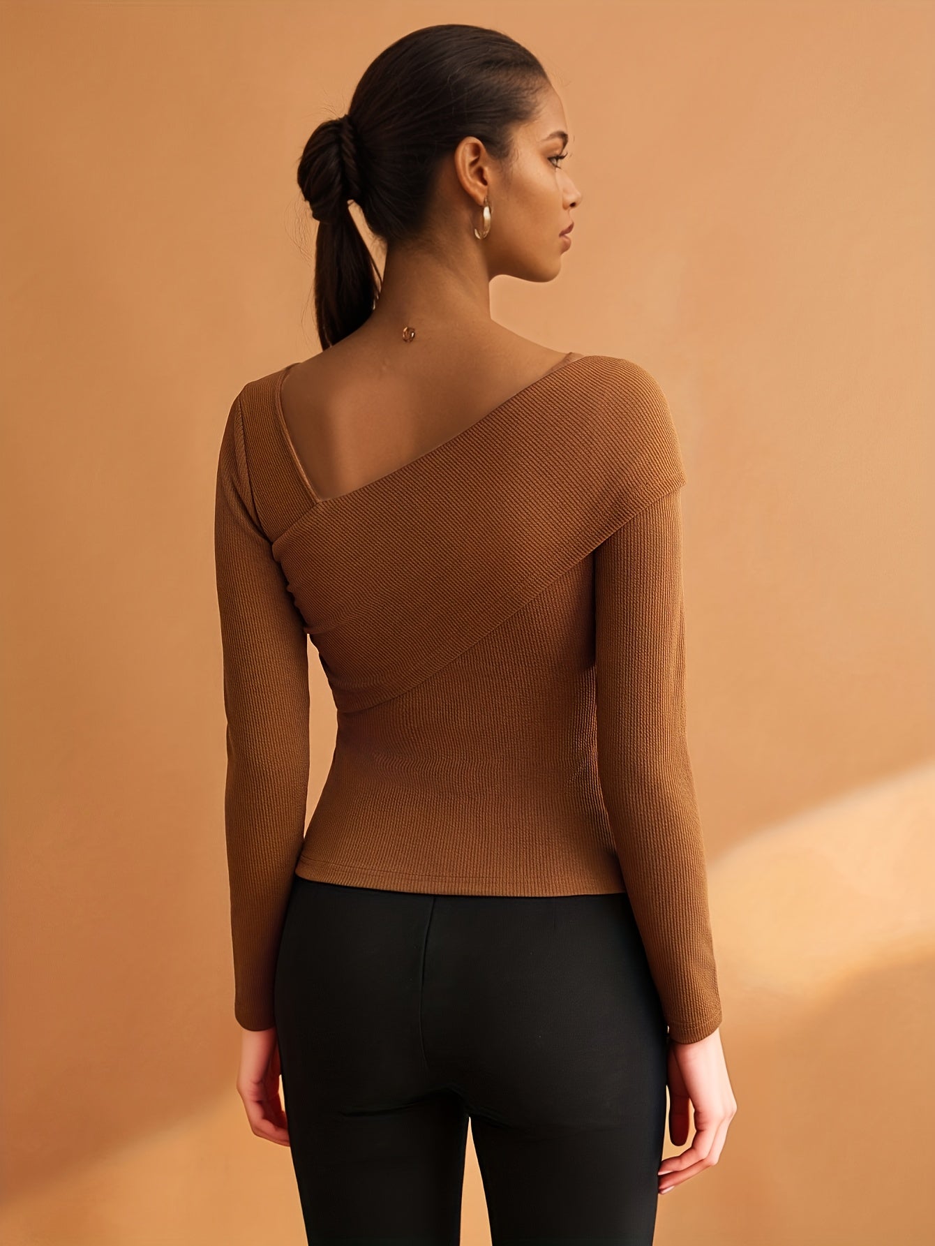 Camiseta Feminina com Decote Assimétrico e Elástica, Elegante e Moderna, Ideal para o Dia a Dia Urbano, Simples e Estilosa, Perfeita para Business Casual, Escritório, Passeios, Top Básico, Estilo Vintage
