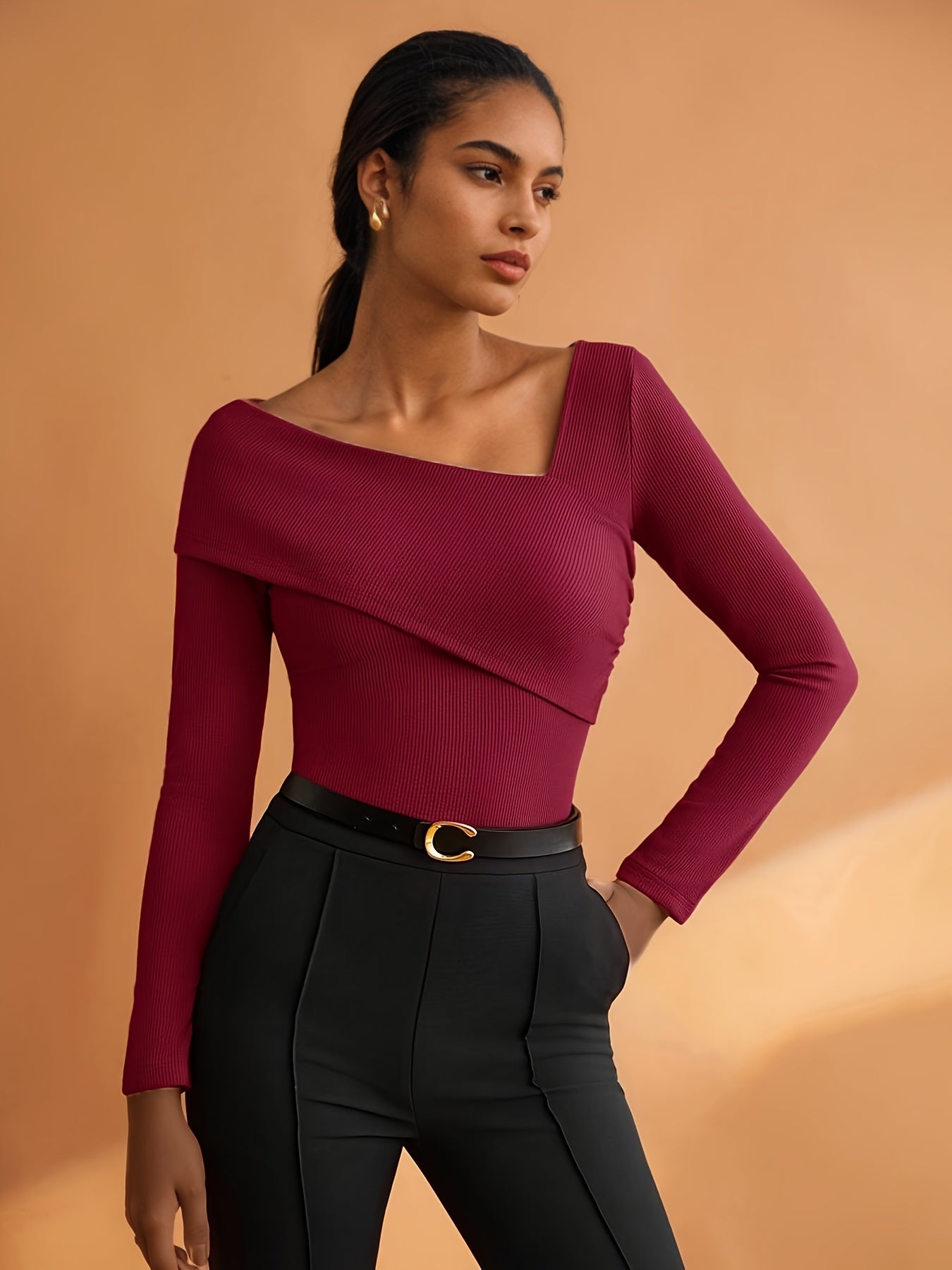 Camiseta Feminina com Decote Assimétrico e Elástica, Elegante e Moderna, Ideal para o Dia a Dia Urbano, Simples e Estilosa, Perfeita para Business Casual, Escritório, Passeios, Top Básico, Estilo Vintage