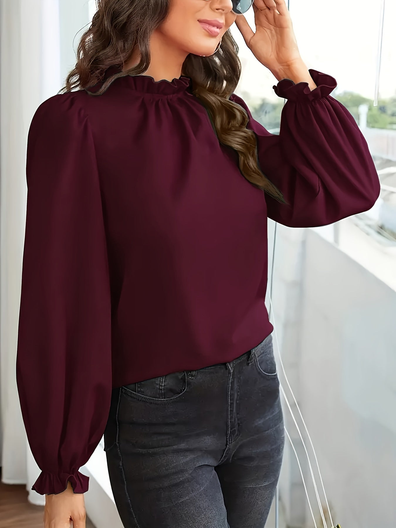 Blusa elegante de manga comprida castanha com gola de babados e mangas bufantes - Cor sólida chique, perfeita para a primavera e outono, top de moda feminina, blusas de senhora