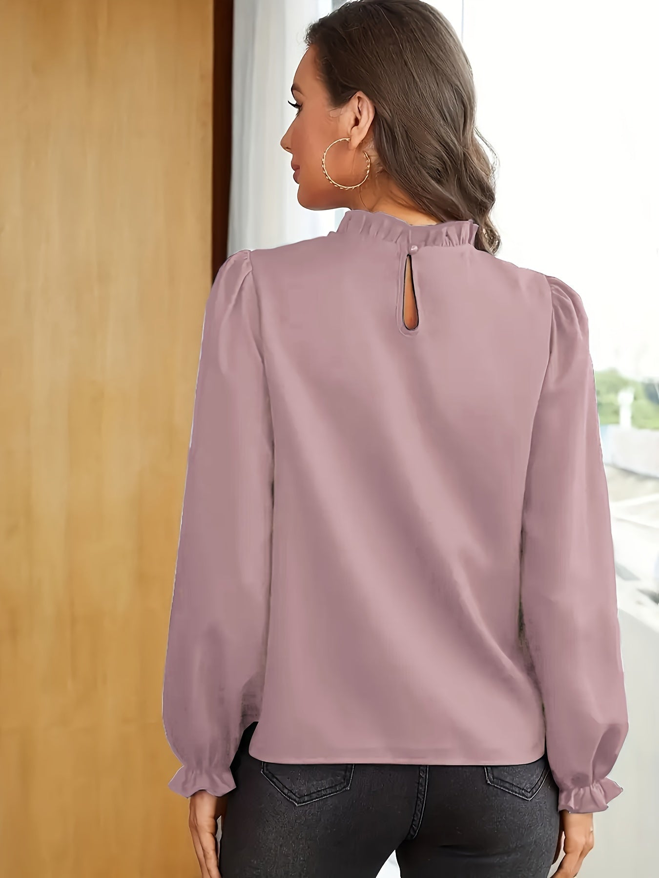 Blusa elegante de manga comprida castanha com gola de babados e mangas bufantes - Cor sólida chique, perfeita para a primavera e outono, top de moda feminina, blusas de senhora