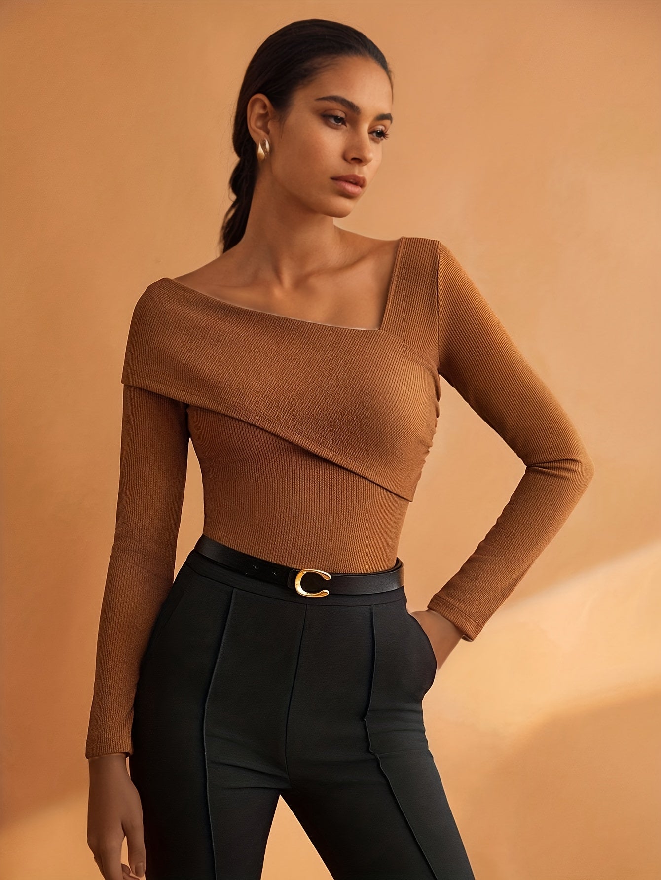 Camiseta Feminina com Decote Assimétrico e Elástica, Elegante e Moderna, Ideal para o Dia a Dia Urbano, Simples e Estilosa, Perfeita para Business Casual, Escritório, Passeios, Top Básico, Estilo Vintage