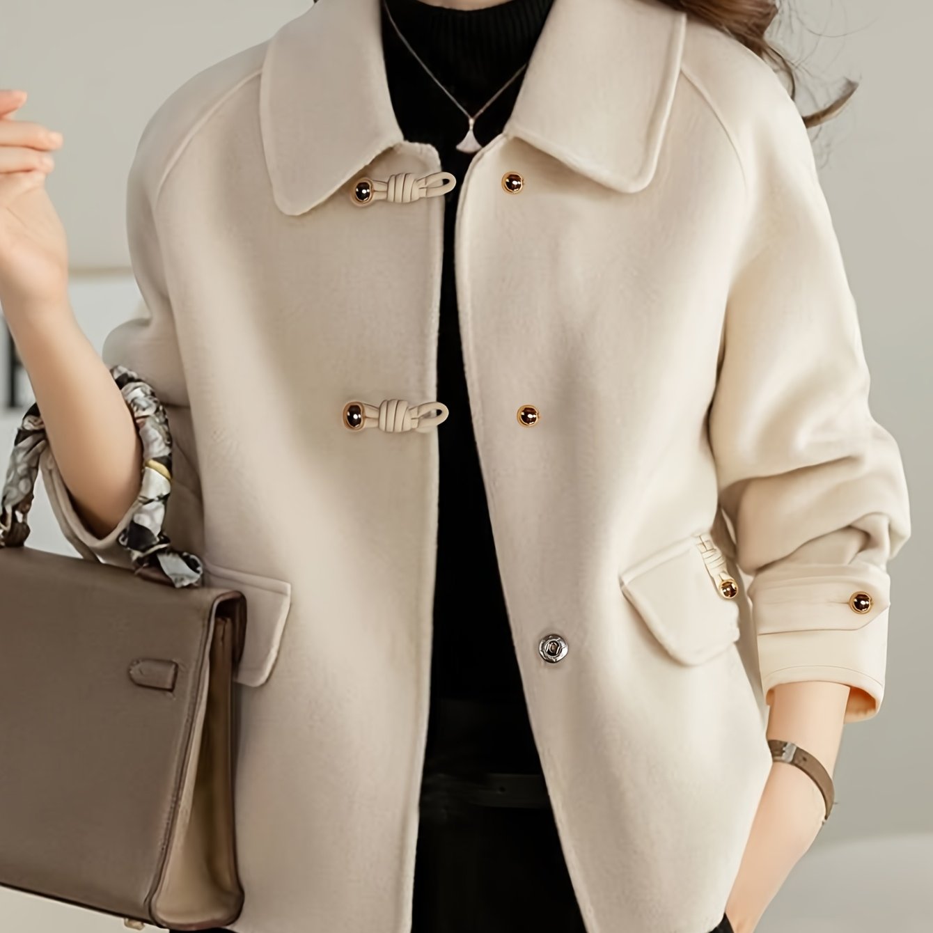 Novo Blazer de Tweed Macio e Elegante com Gola Peter Pan para Mulheres, Decoração com Botões de Pérola, Bolsos com Abas, Caimento Solto, Top Versátil para o Dia a Dia
