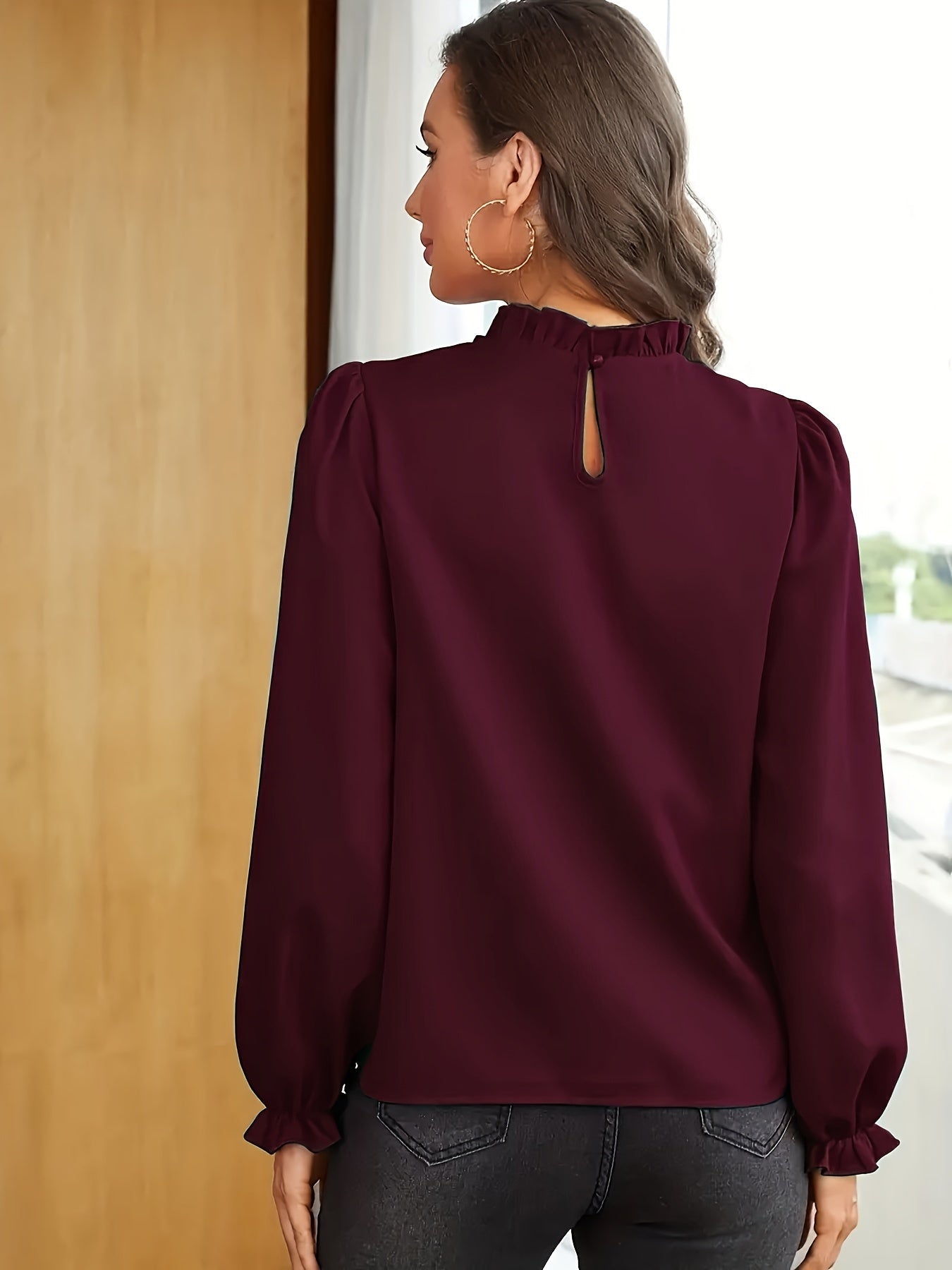 Blusa elegante de manga comprida castanha com gola de babados e mangas bufantes - Cor sólida chique, perfeita para a primavera e outono, top de moda feminina, blusas de senhora
