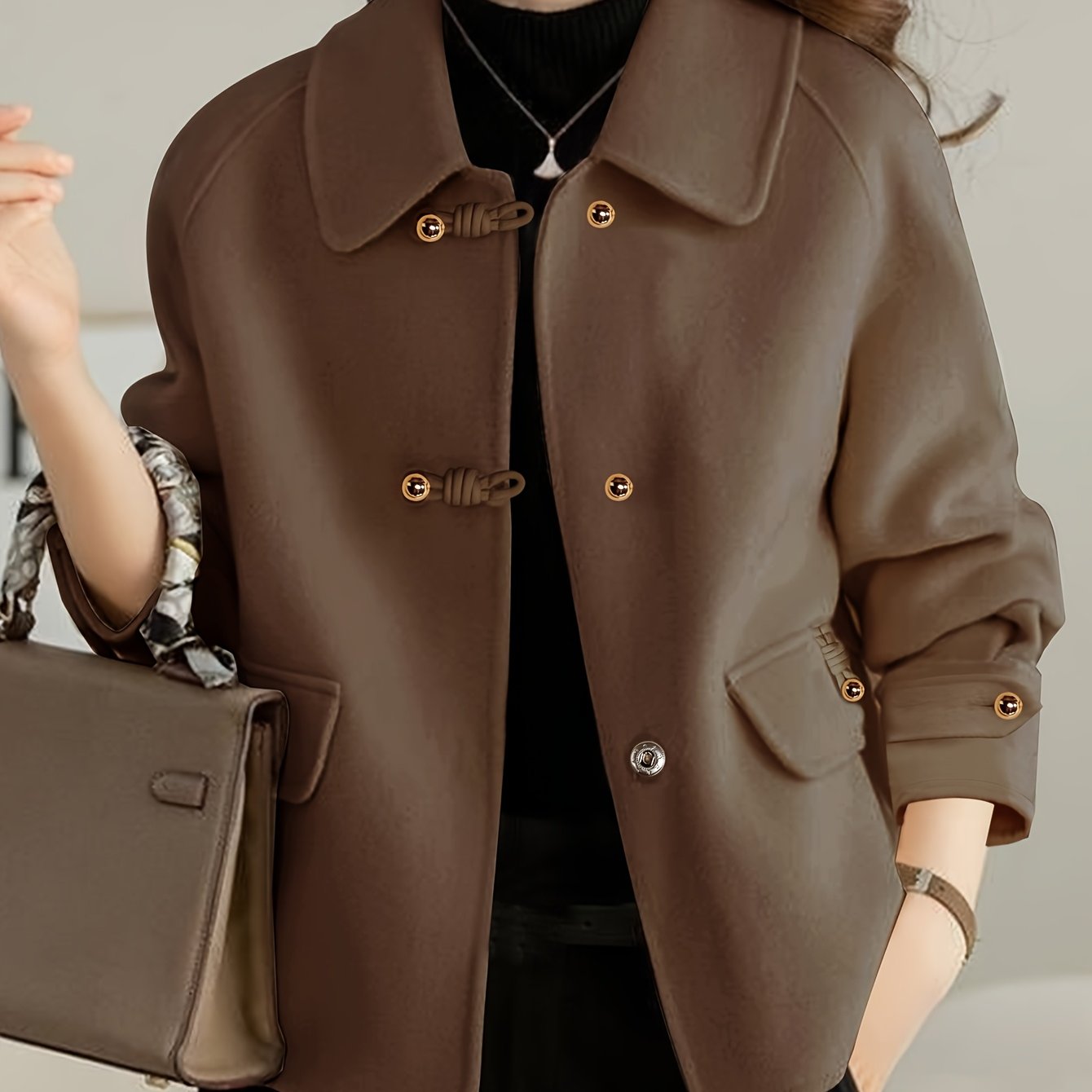 Novo Blazer de Tweed Macio e Elegante com Gola Peter Pan para Mulheres, Decoração com Botões de Pérola, Bolsos com Abas, Caimento Solto, Top Versátil para o Dia a Dia