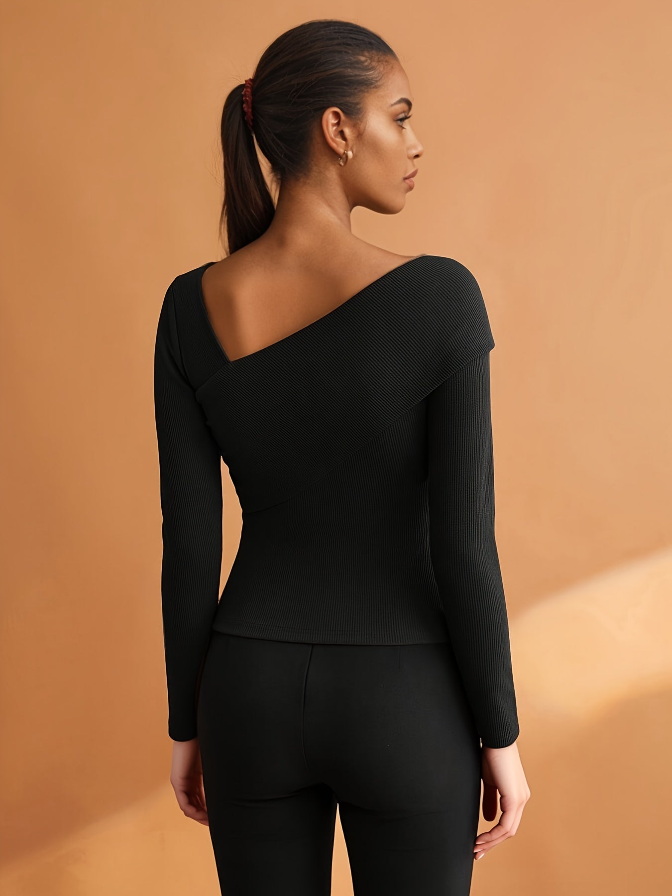 Camiseta Feminina com Decote Assimétrico e Elástica, Elegante e Moderna, Ideal para o Dia a Dia Urbano, Simples e Estilosa, Perfeita para Business Casual, Escritório, Passeios, Top Básico, Estilo Vintage