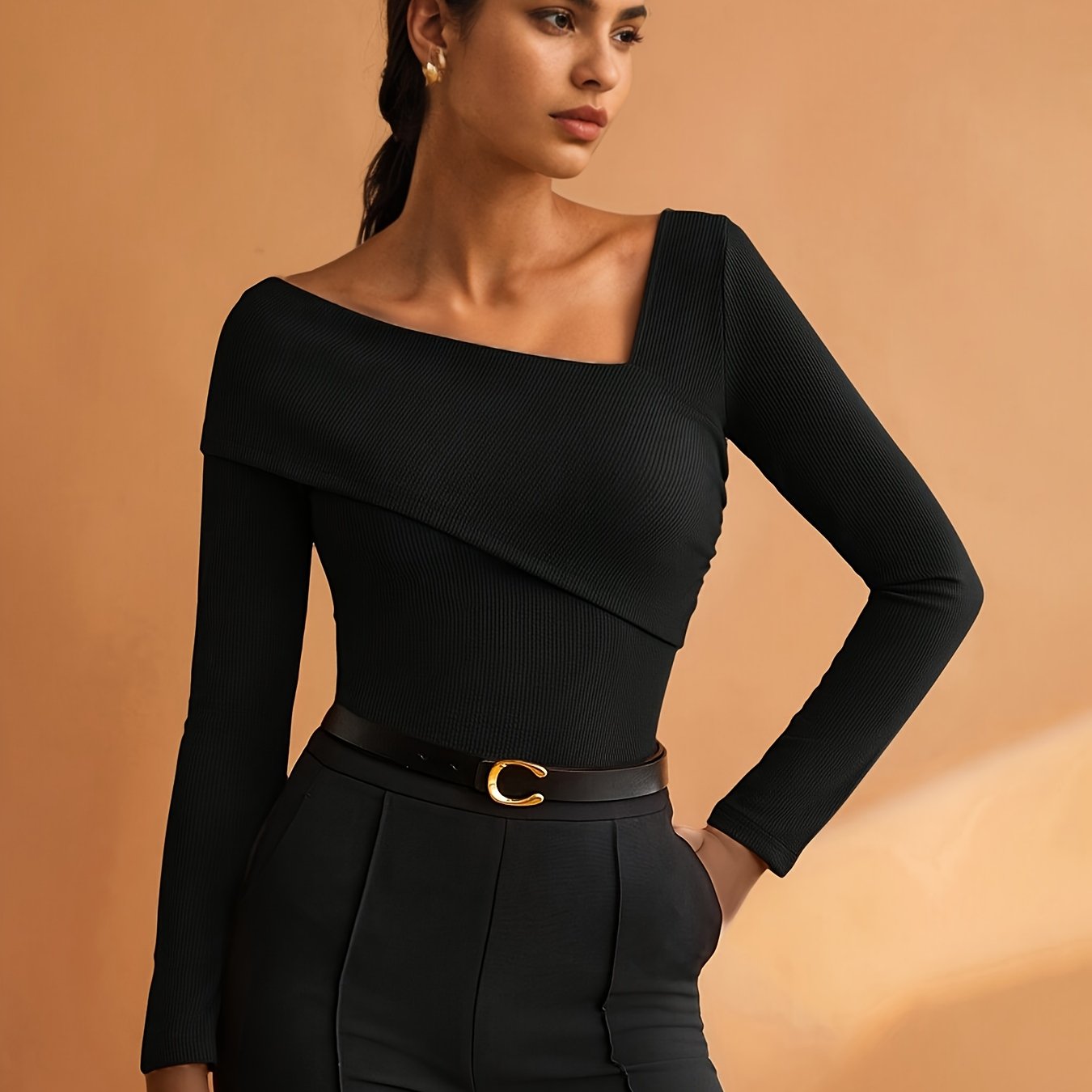 Camiseta Feminina com Decote Assimétrico e Elástica, Elegante e Moderna, Ideal para o Dia a Dia Urbano, Simples e Estilosa, Perfeita para Business Casual, Escritório, Passeios, Top Básico, Estilo Vintage