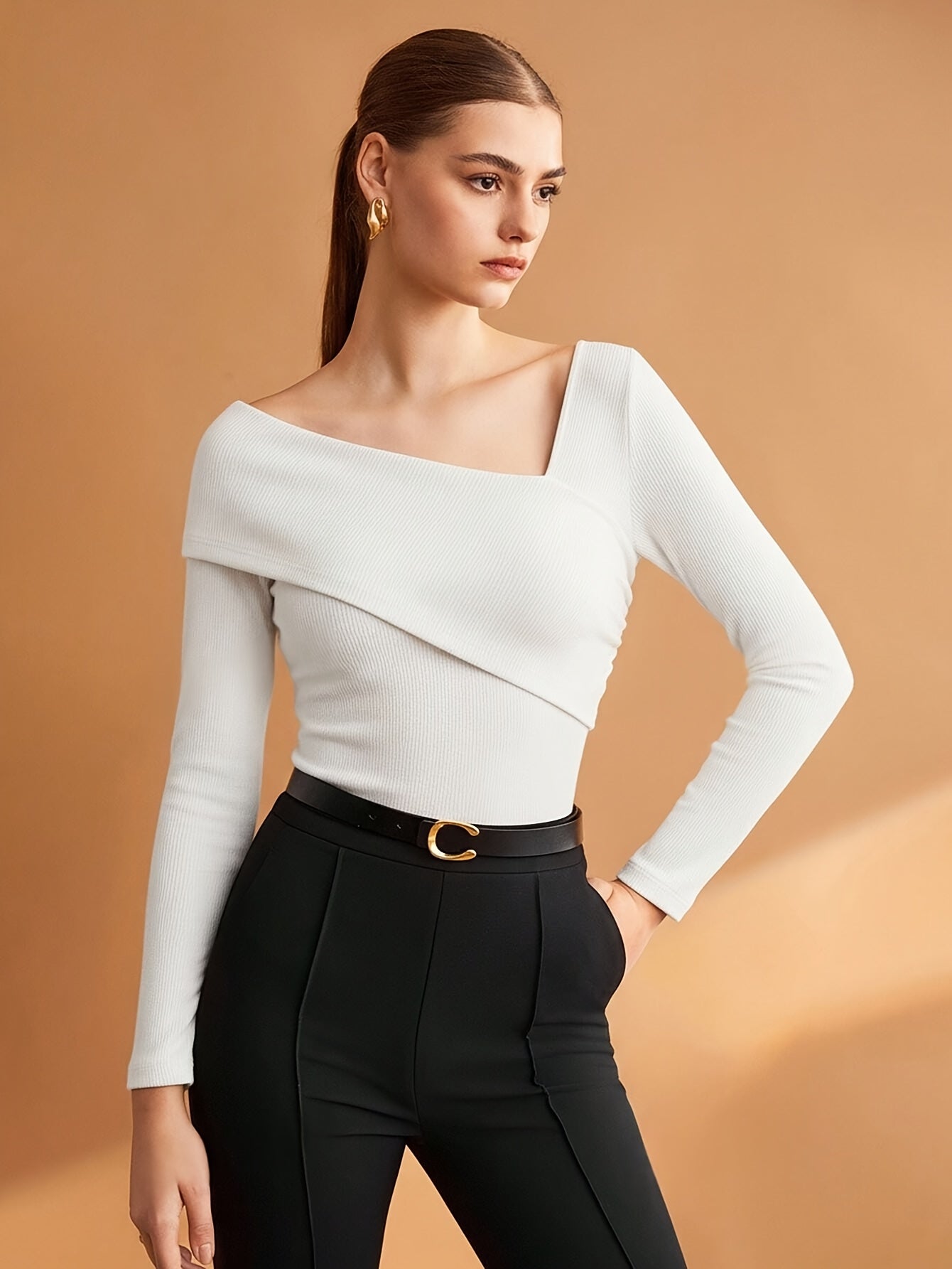 Camiseta Feminina com Decote Assimétrico e Elástica, Elegante e Moderna, Ideal para o Dia a Dia Urbano, Simples e Estilosa, Perfeita para Business Casual, Escritório, Passeios, Top Básico, Estilo Vintage