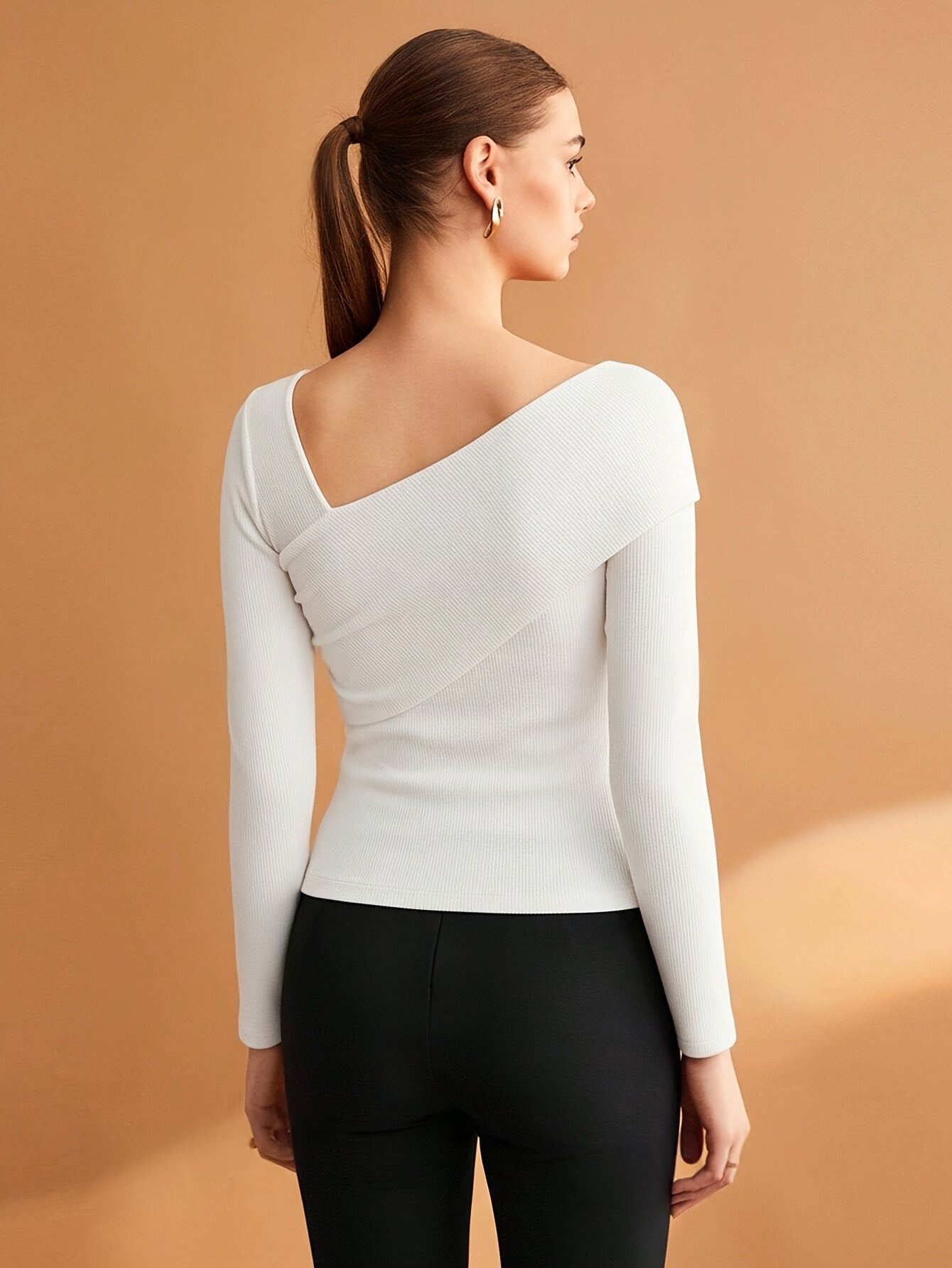 Camiseta Feminina com Decote Assimétrico e Elástica, Elegante e Moderna, Ideal para o Dia a Dia Urbano, Simples e Estilosa, Perfeita para Business Casual, Escritório, Passeios, Top Básico, Estilo Vintage