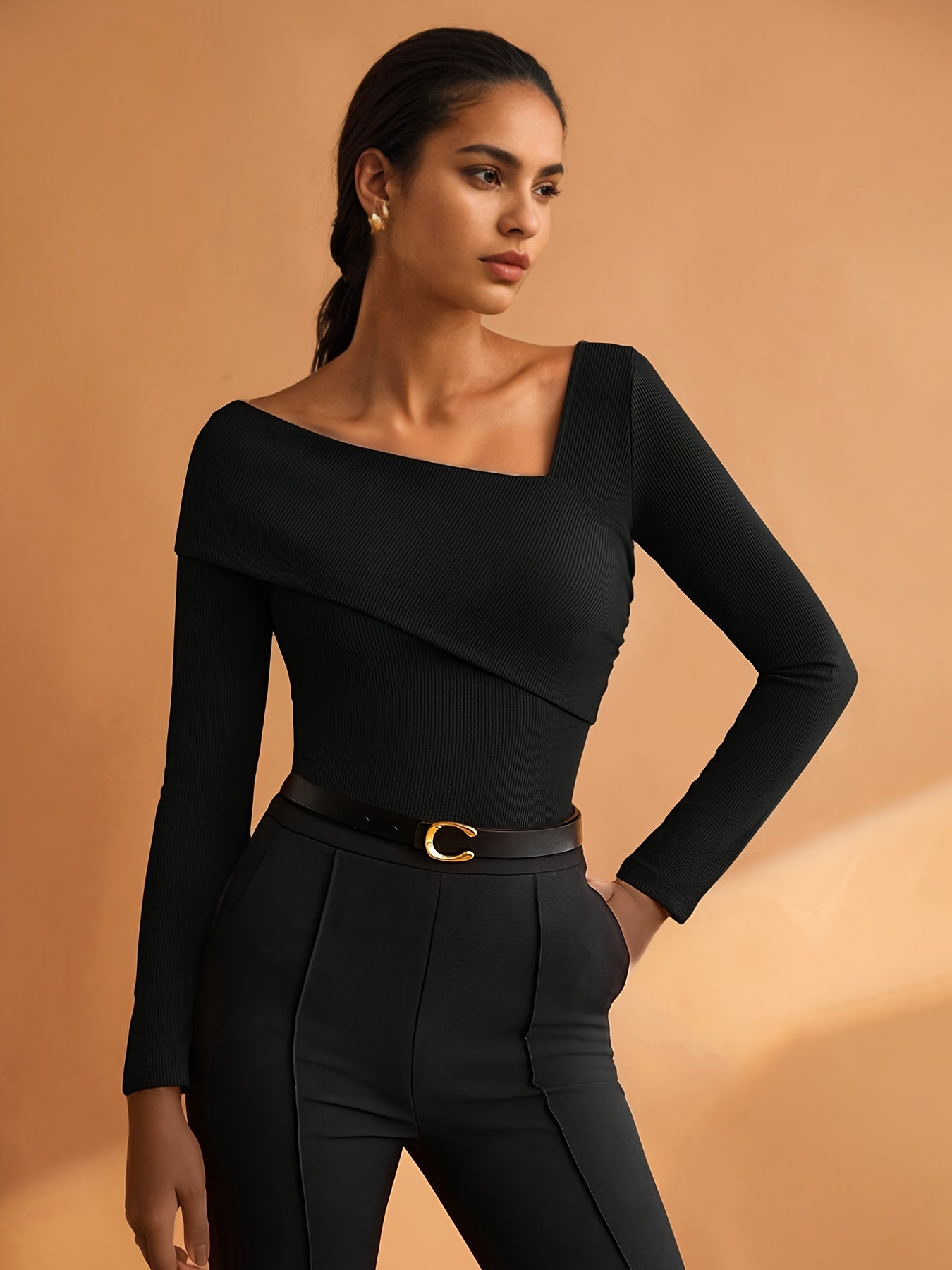Camiseta Feminina com Decote Assimétrico e Elástica, Elegante e Moderna, Ideal para o Dia a Dia Urbano, Simples e Estilosa, Perfeita para Business Casual, Escritório, Passeios, Top Básico, Estilo Vintage