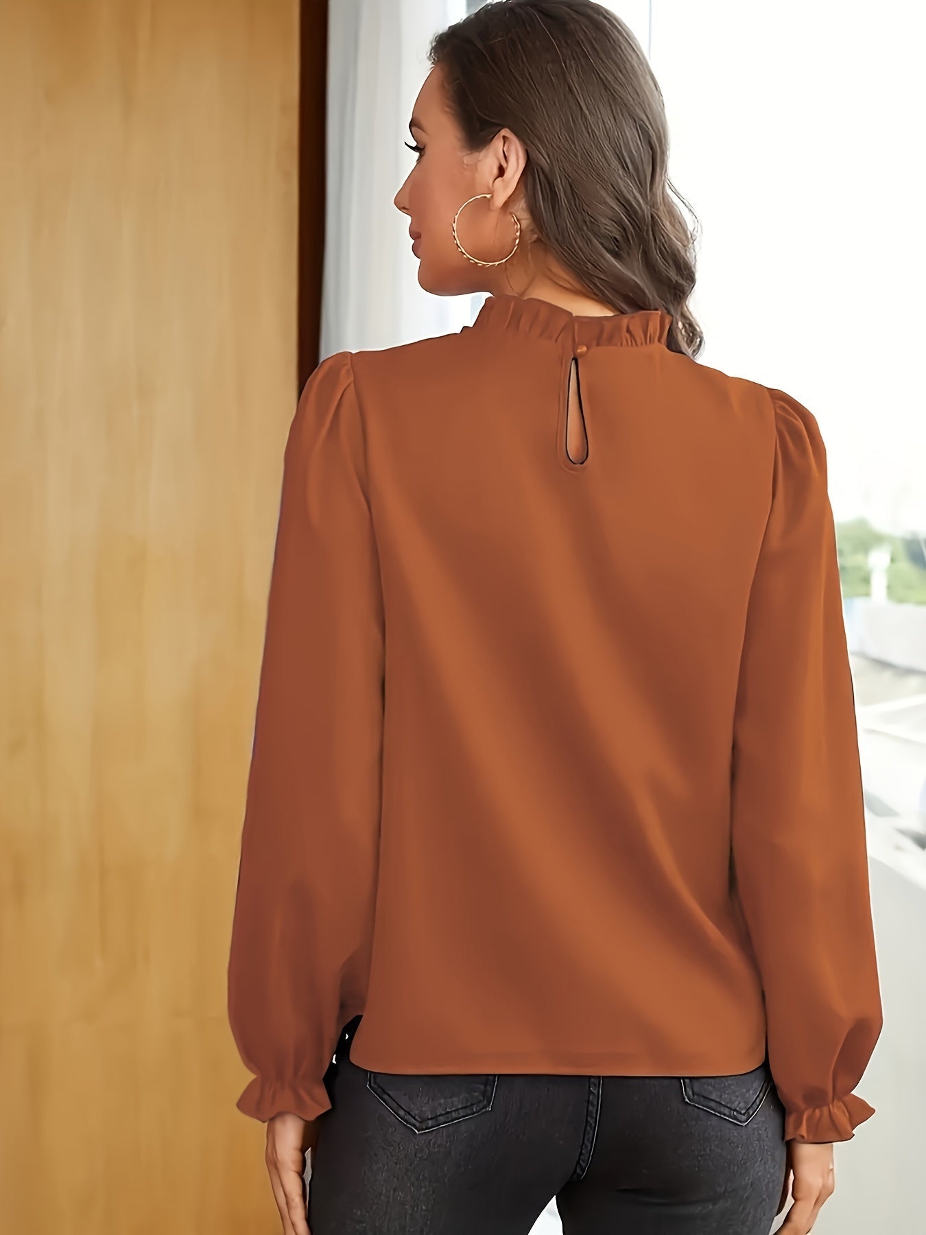 Blusa elegante de manga comprida castanha com gola de babados e mangas bufantes - Cor sólida chique, perfeita para a primavera e outono, top de moda feminina, blusas de senhora