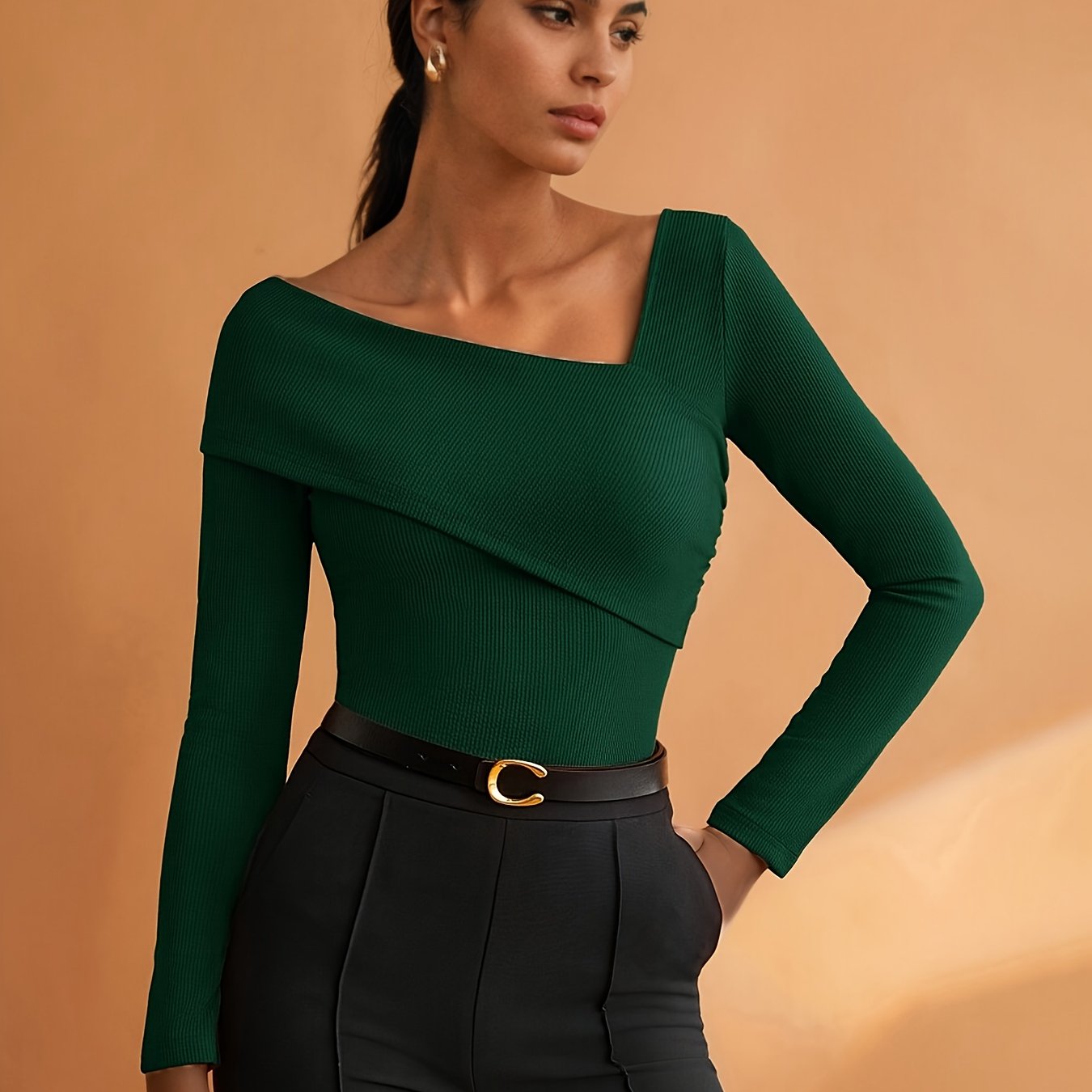 Camiseta Feminina com Decote Assimétrico e Elástica, Elegante e Moderna, Ideal para o Dia a Dia Urbano, Simples e Estilosa, Perfeita para Business Casual, Escritório, Passeios, Top Básico, Estilo Vintage