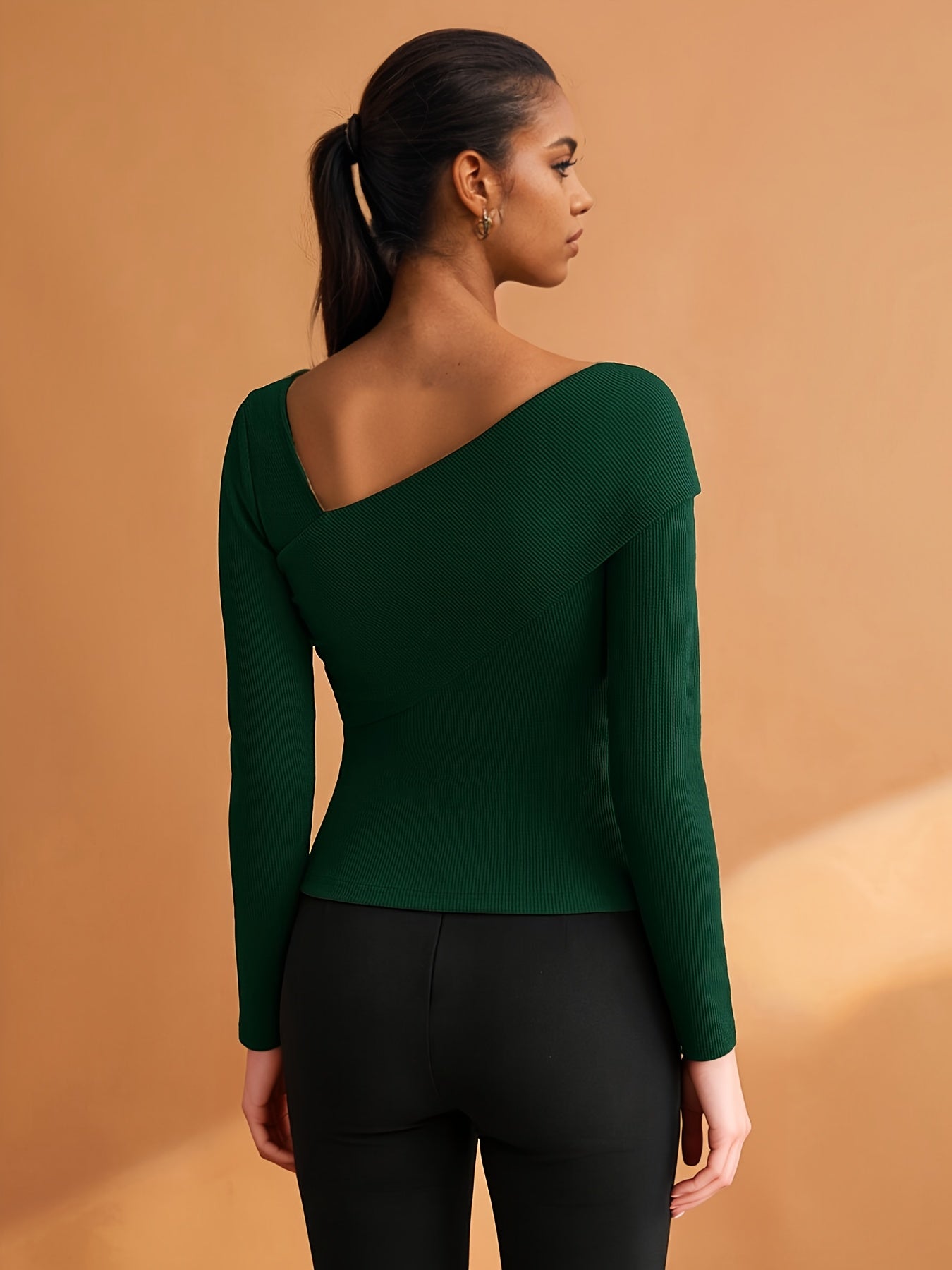 Camiseta Feminina com Decote Assimétrico e Elástica, Elegante e Moderna, Ideal para o Dia a Dia Urbano, Simples e Estilosa, Perfeita para Business Casual, Escritório, Passeios, Top Básico, Estilo Vintage