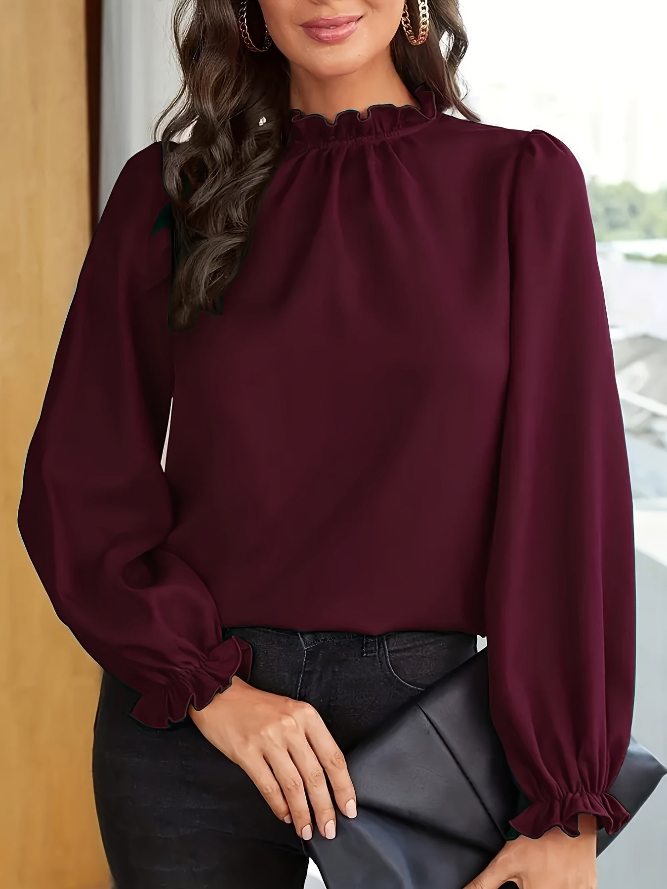 Blusa elegante de manga comprida castanha com gola de babados e mangas bufantes - Cor sólida chique, perfeita para a primavera e outono, top de moda feminina, blusas de senhora
